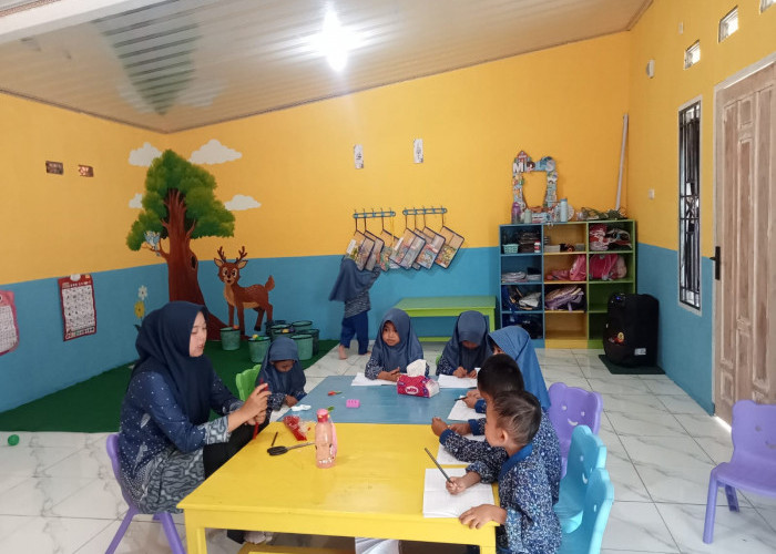 Suasana Kelas Penuh Keceriaan, Siswa TK IT Shoutul Quran Prabumulih Belajar Bahasa Inggris Lewat Lagu