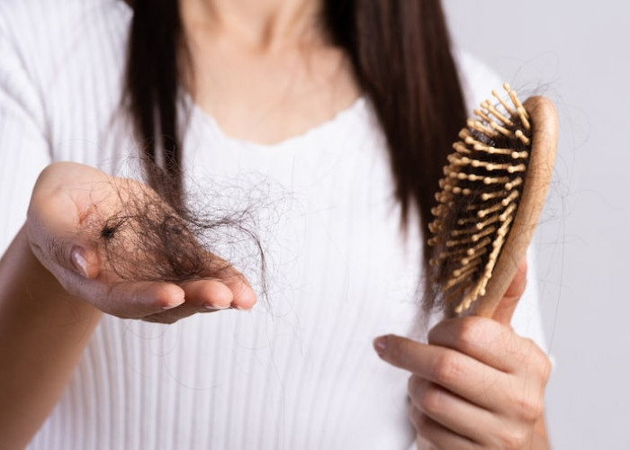 4 Cara Alami Mengurangi Rambut Rontok, Mulai dari Kelola Stres hingga Minyak Esensial