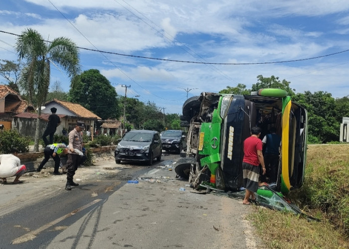 Bus PO Sahabat Jurusan Sumbar - Jatim Tabrak Median Jalan di Prabumulih, 6 Penumpang Terluka