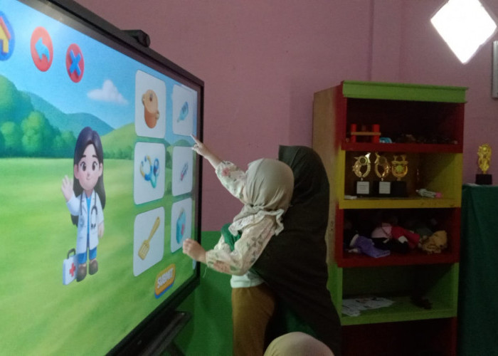 Layar Interaktif Jadi Media Belajar, Siswa TK IT Al Hasanah Prabumulih Antusias Kenali Berbagai Profesi