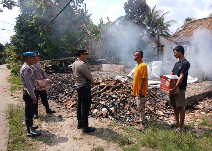 Api Lalap Rumah Nedi di Prabumulih, Polsek Cambai Berikan Bantuan Pasca Kebakaran