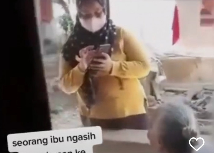 Astaghfirullah! Viral Emak-emak Kasih Bungkusan ke Nenek, Sudah Foto Diambil Lagi Netizen: Tak Ada Akhlak