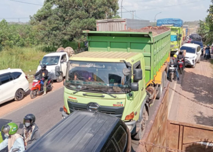 Truk Masih Dominasi Jalintim, Pemudik Tetap Terjebak Macet Palembang–Betung