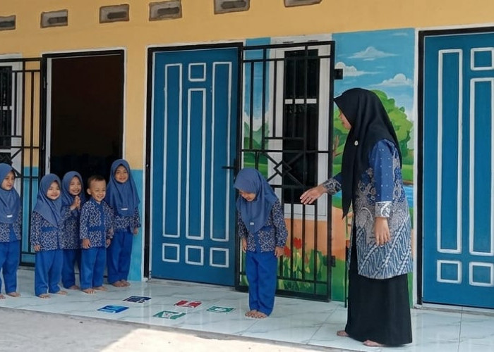 Belajar Sambil Bermain, Siswa TK IT Shoutul Quran Prabumulih Antusias Cari Huruf Vokal AIUEO
