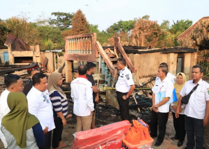 Wali Kota Prabumulih Tinjau Korban Kebakaran di Pangkul, Serahkan Bantuan Langsung
