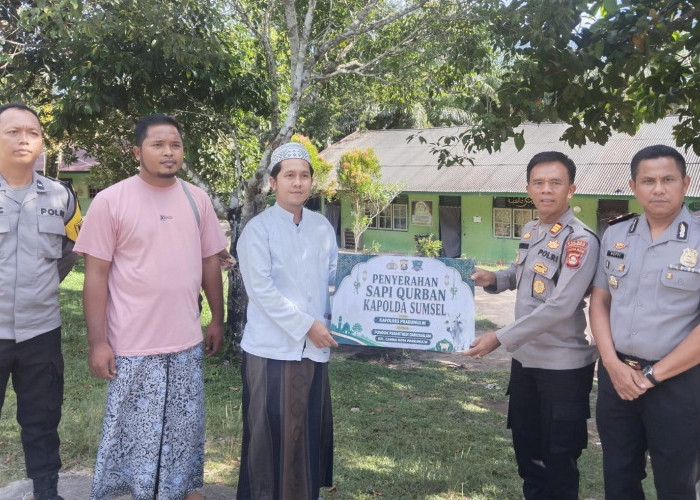 Kapolda Sumsel Salurkan Sapi Kurban untuk Ponpes Darussalam Prabumulih Jelang Iduladha