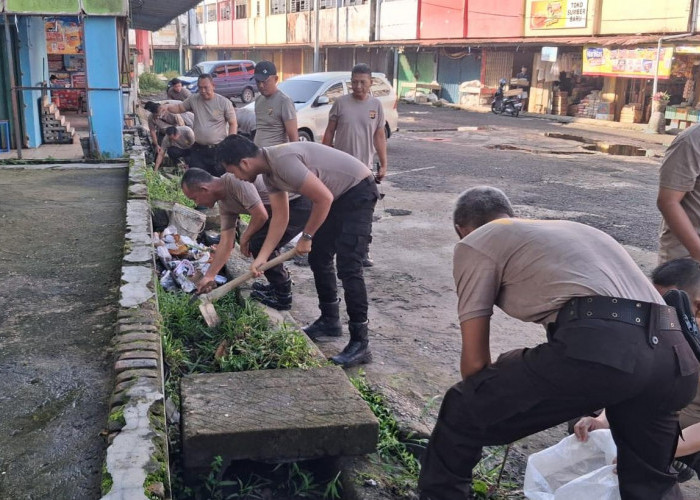 Polisi dan Warga Kompak Bersihkan Pasar PTM I, Program BELIDA Polda Sumsel Tuai Apresiasi