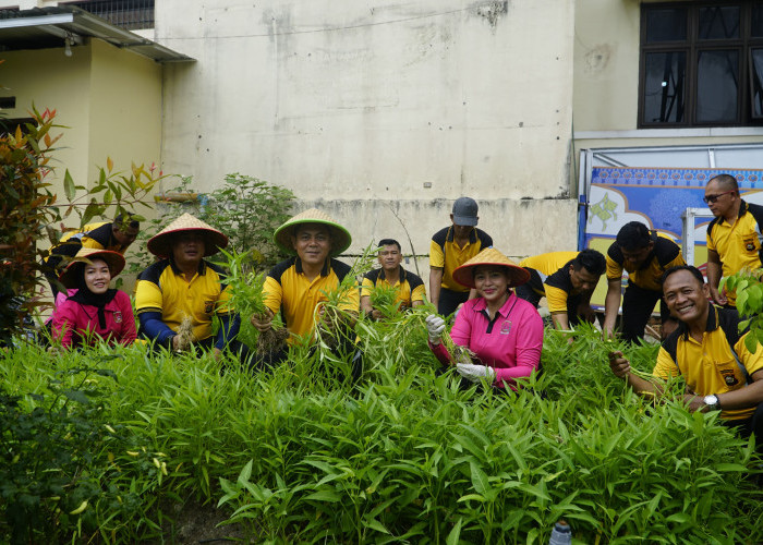 Polsek Prabumulih Timur Panen Kangkung, Dukung Ketahanan Pangan Lewat Program P2L
