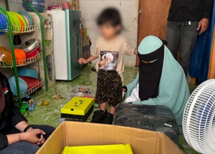 Bantuan Mengalir untuk Keluarga Mandala, AZA Beri Sepatu dan Tas Sekolah