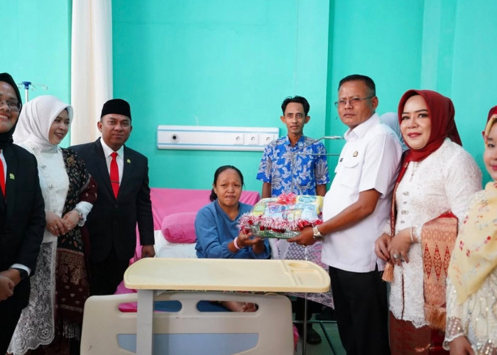 HUT ke-81 RI di Prabumulih, Wali Kota Arlan Kunjungi Bayi yang Lahir Tepat 17 Agustus