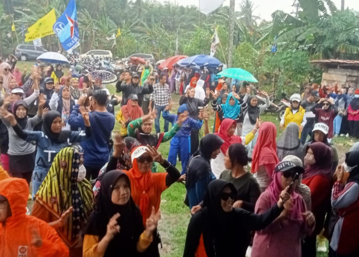 Hujan Tak Redam Semangat, Pendukung Bergema Tetap Antusias