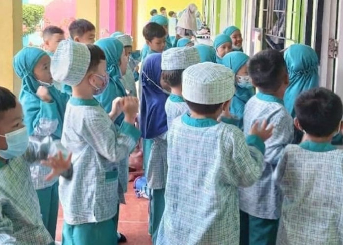 Siswa TK IT Al Hasanah Prabumulih Gunakan Masker Saat Rutinitas Pagi