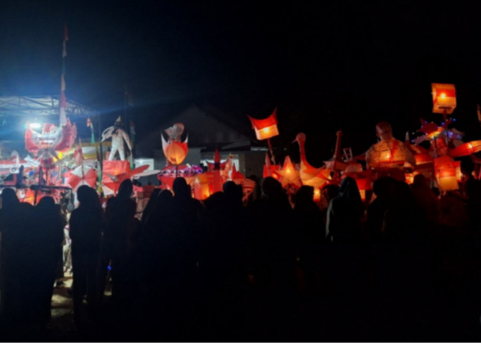 Semarak HUT RI ke-81, Siswa SDN 05 Lubai Ramaikan Pawai Obor di Malam 17 Agustus