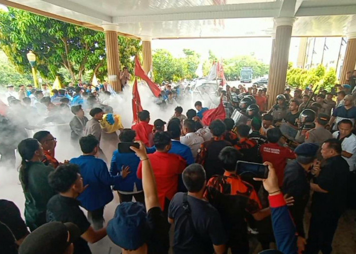 Mahasiswa Gelar Aksi di DPRD Lubuklinggau, Sempat Diwarnai Aksi Dorong dengan Aparat