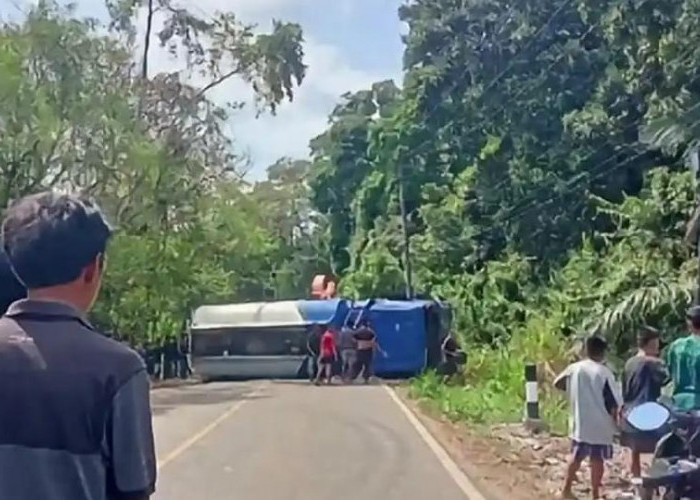 Truk Tangki BBM Terguling, Jalintas Muara Enim–Prabumulih Lumpuh Total hingga Berjam-jam
