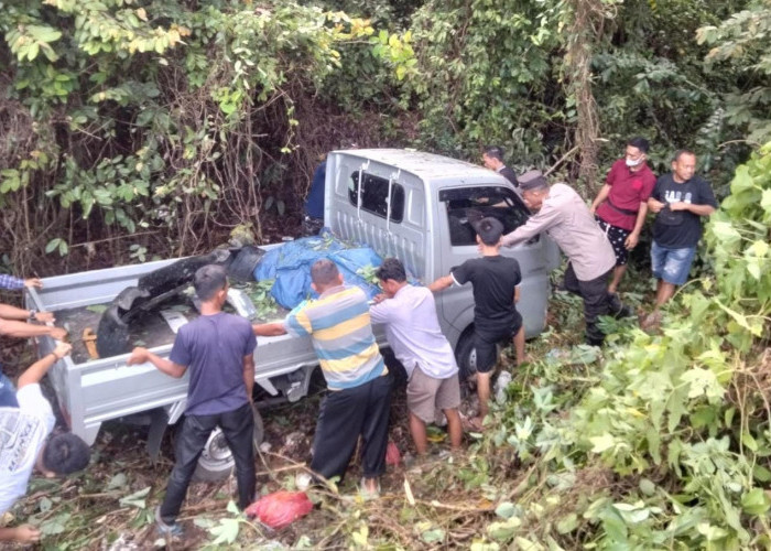 Suzuki Carry Masuk Jurang di Prabumulih–Baturaja, Polisi Sigap Lakukan Evakuasi