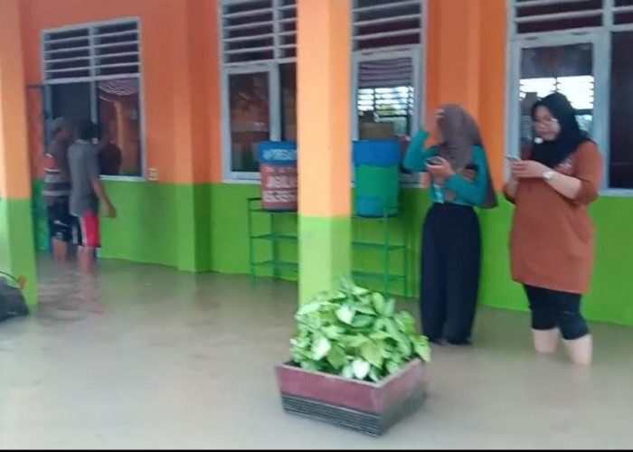Sekolah di Prabumulih Kebanjiran, Siswa SDN 82 Belajar dari Rumah 
