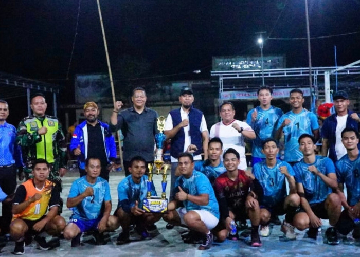 Ratusan Warga Saksikan Final Sparing Voli Desa Pangkul, Tim Kodim Keluar Sebagai Juara