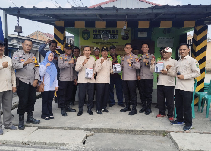 Perkuat Keamanan Lingkungan, Polres Prabumulih Serahkan 8 HT ke Warga Gunung Ibul