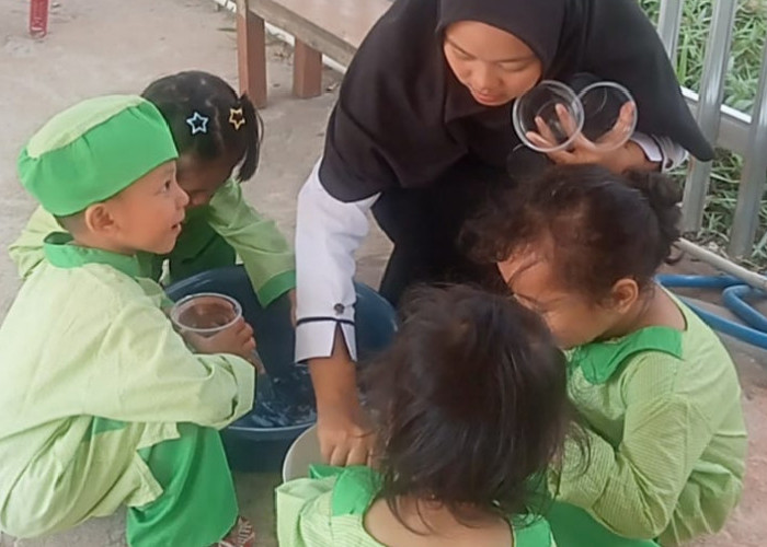 Seru dan Edukatif! Murid Baru TK IT Shoutul Qur'an Prabumulih Antusias Tangkap Ikan Hias