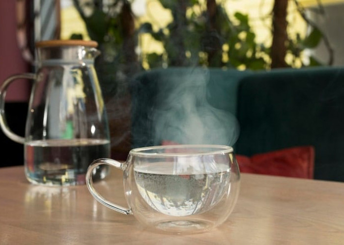 Minum Air Hangat Kuku Setiap Bangun Pagi, Benarkah Memberikan Banyak Manfaat Kesehatan?