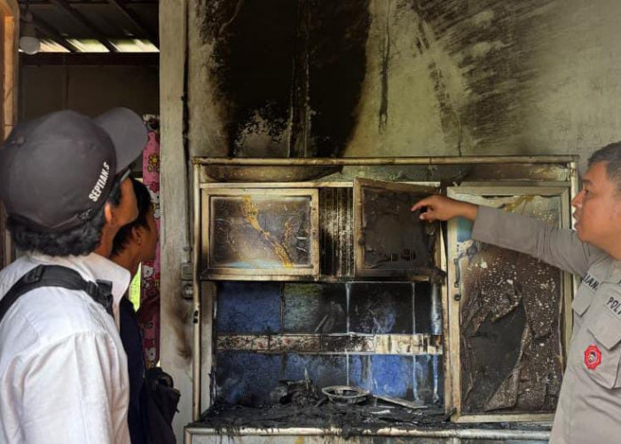 Dapur Rumah di Petanang Ludes Terbakar, Warga Bergerak Cepat Padamkan Api