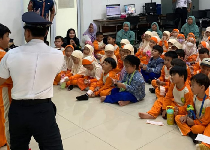 Kenalkan Dunia Perkeretaapian, Siswa TK IT Al Hasanah Prabumulih Belajar Langsung di Stasiun KAI