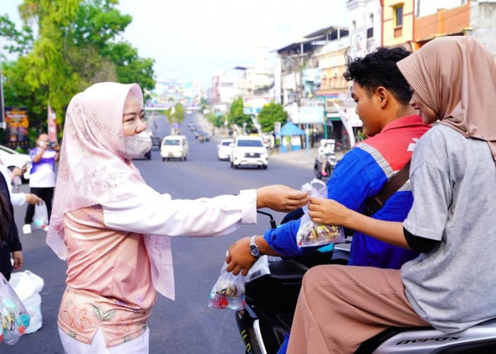 Peduli Dampak Kabut Asap, TP PKK dan DWP Prabumulih Bagikan Masker Gratis