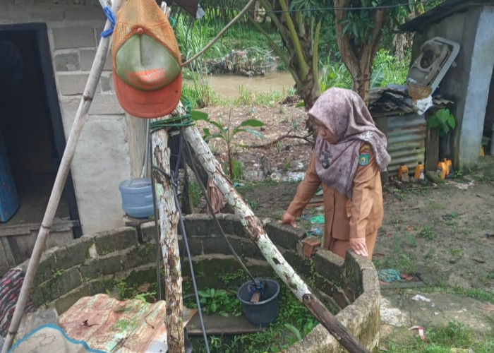 Dampak Tumpahan Minyak Mentah di Sungai Kelekar Prabumulih, Lurah Cek Sumur Warga yang Tercemar
