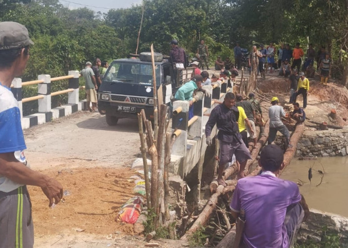 Warga Desa Pangkul Gotong Royong Perbaiki Jembatan Tertimpa Longsor