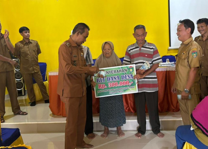 Desa Talang Batu Salurkan BLT Tiga Bulan Sekaligus, 11 Keluarga Terima Bantuan