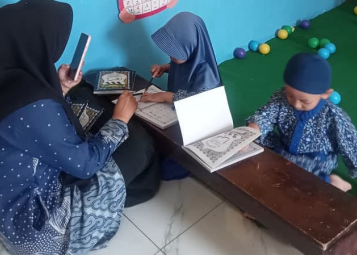 Usai Salat Dhuha, Siswa TK IT Shoutul Quran Prabumulih Antusias Belajar Iqro