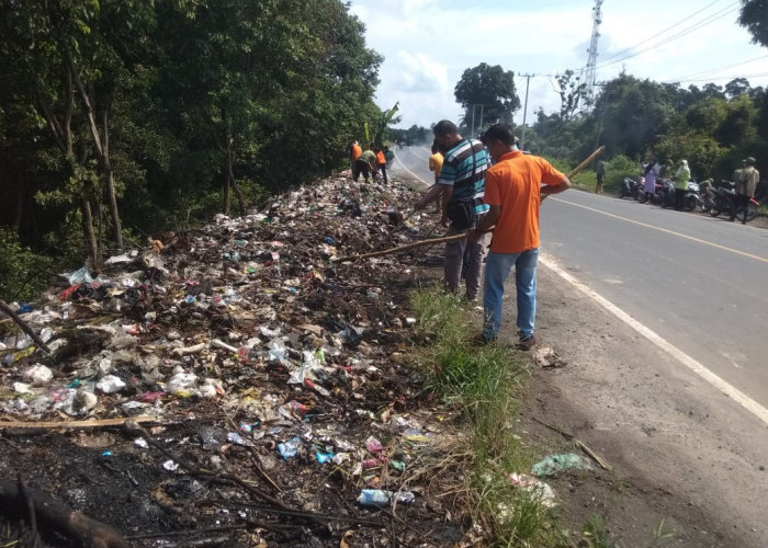 Warga Buang Sampah di Luar Kontainer, Kontainer di TPS Tanjung Rambang 