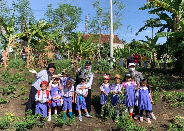 Keceriaan Anak-anak Palmkids dalam Field Trip ke Kebun Sayuran