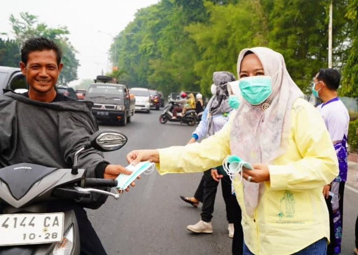 Peduli Dampak Kabut Asap, Ketua TP PKK Prabumulih Bagikan Masker kepada Warga