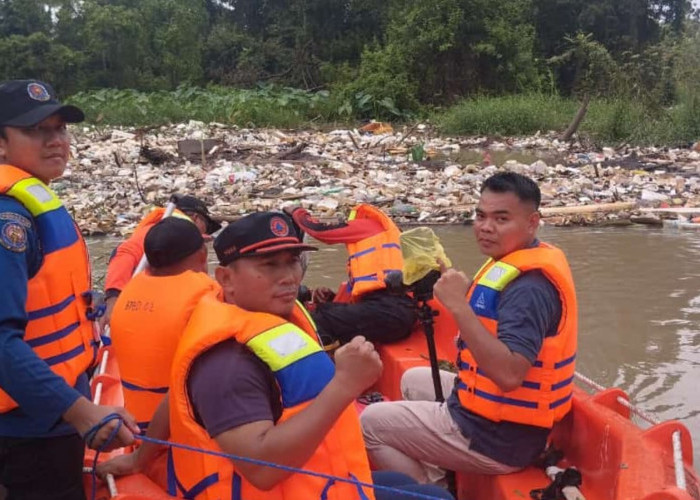 BPBD Prabumulih Telusuri Sungai Kelekar, Temukan Tumpukan Sampah Puluhan Meter