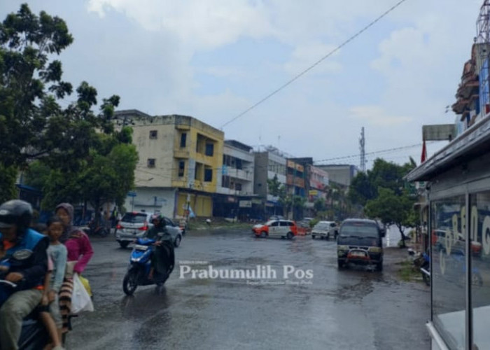 Kota Prabumulih Diguyur Hujan di Awal Tahun 2025, Warga Berharap Rezeki Mengalir Lancar