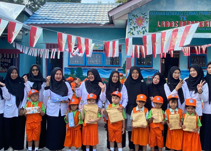 Kompak Hias Kelas, Kelas A1 TK Ladas Berendai Sukses Raih Juara