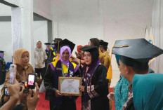 115 Lansia di Prabumulih Diwisuda, Bukti Semangat Belajar Tak Kenal Usia