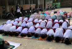 Penuh Khidmat, Keluarga Besar MI Tahfidz Darul Mubin Gelar Salat Istisqa dan Doa Bersama