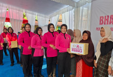 Peduli Warga, Bhayangkari Polres Prabumulih Salurkan Bansos dan Bangun Fasilitas Sumur Bor