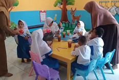 Ajarkan Arti Berbagi Sejak Dini, Siswi TK IT Shoutul Quran Prabumulih Bagikan Bingkisan