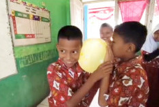 Siswa SD Negeri 77 Prabumulih Antusias Praktik Percobaan Sifat-Sifat Bunyi dalam Pembelajaran IPAS