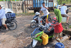 Air Sumur Habis, Warga Prabumulih Bolak-balik Angkut Air Gratis