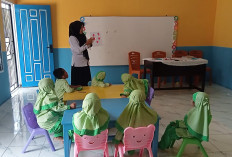 TK IT Shoutul Quran Prabumulih Asah Kreativitas Anak Lewat Kolase Berbahan Pipet