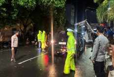 Cuaca Ekstrem Terjang Prabumulih, Baleho Roboh Timpa Mobil dan Atap Rumah Warga Terbang