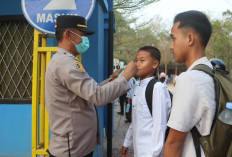 Cegah Paparan Kabut Asap, Polres Prabumulih Bagikan Ribuan Masker kepada Pelajar