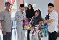 Momentum Ramadan, Camat Prabumulih Barat Salurkan Bantuan Beras untuk Warga
