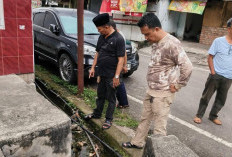 Jalan Veteran Banjir Lagi, Camat Prabumulih Utara Turun Tangan