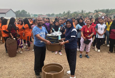 Ibu-Ibu Desa Pangkul Bikin Lapangan Bola Kaki Bergemuruh, Semangatnya Luar Biasa